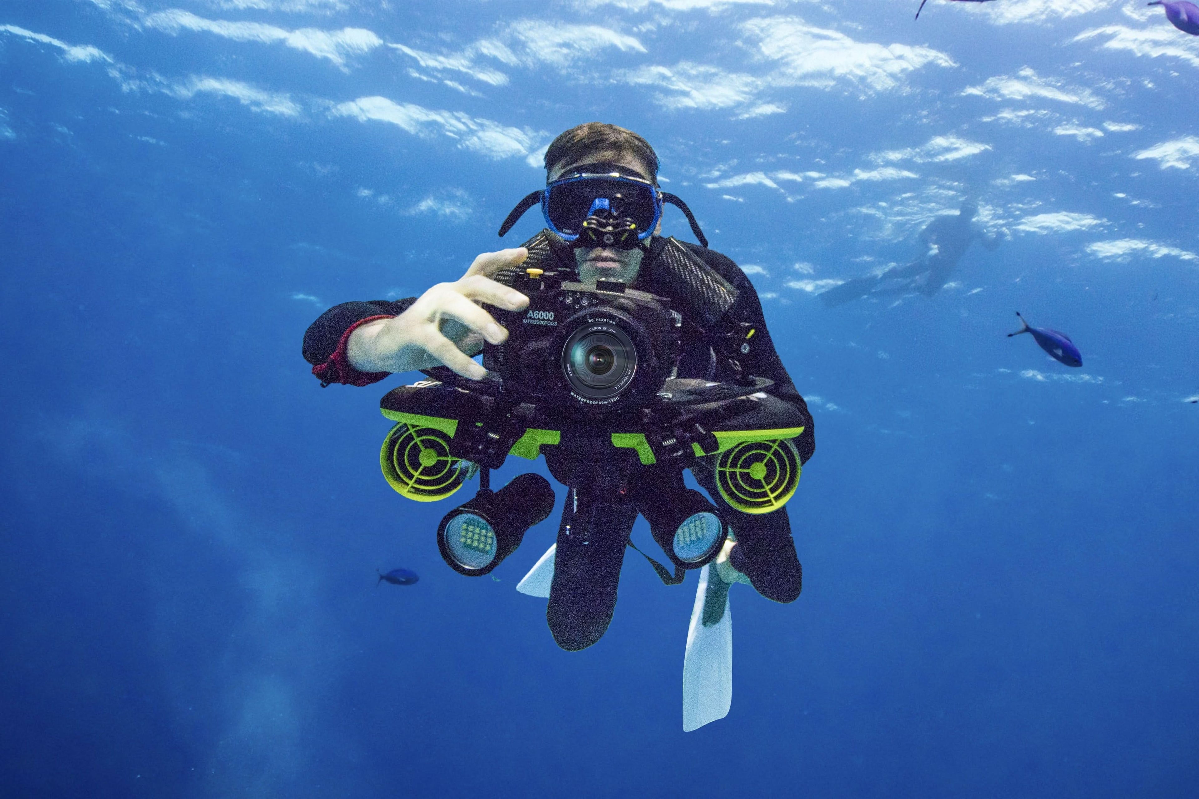 Sublue Navbow Underwater Scooter | 3-Speed OLED Dive Scooter