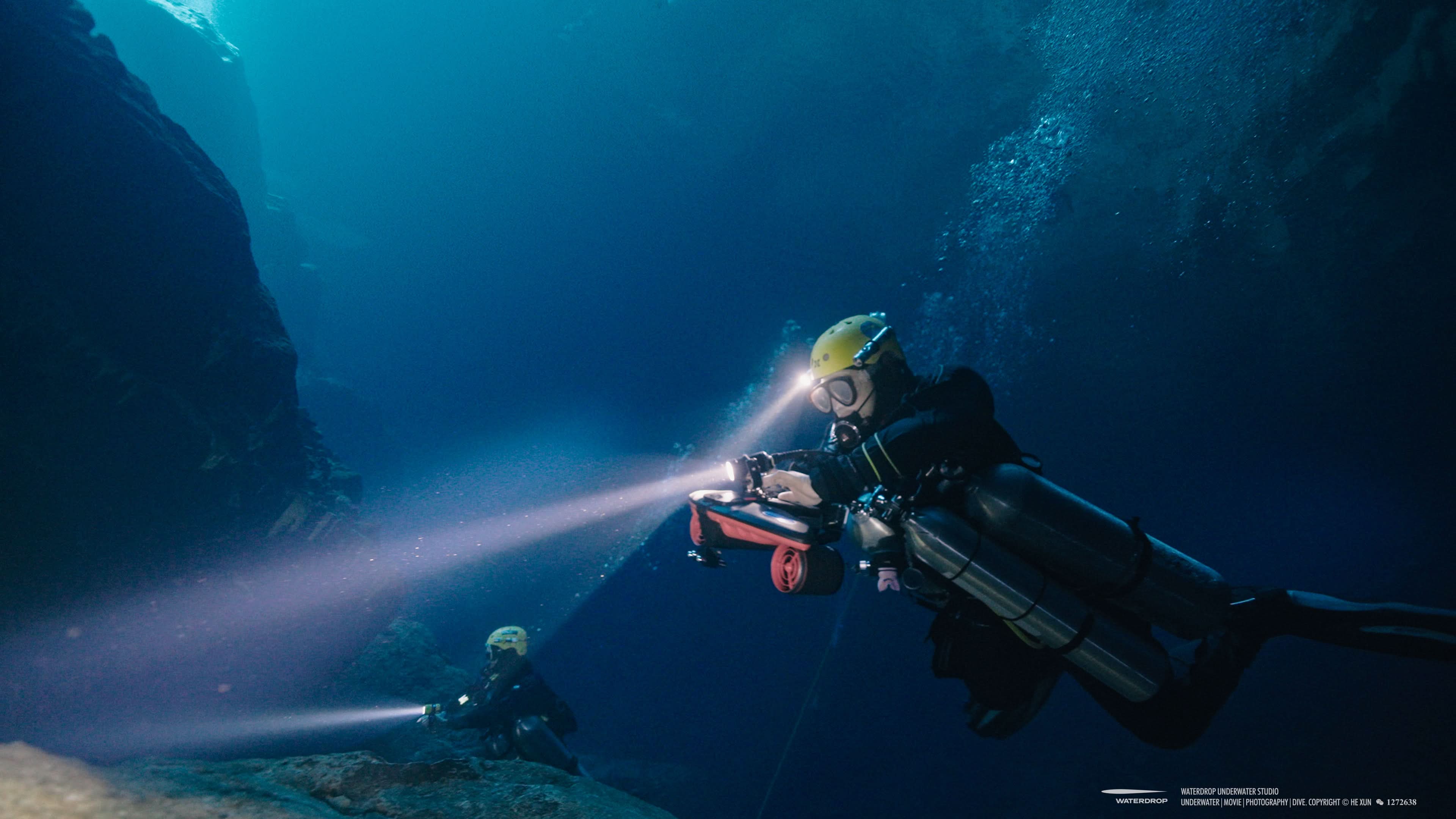Sublue Navbow Underwater Scooter | 3-Speed OLED Dive Scooter